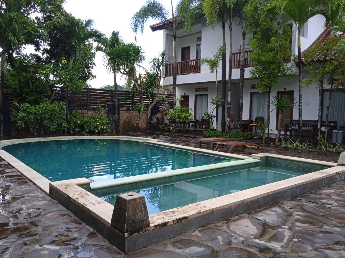 Family House Hotel Kuta Kuta  Dış mekan fotoğraf