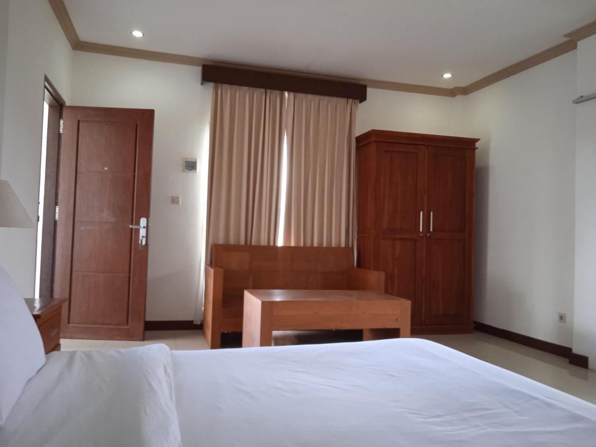 Family House Hotel Kuta Kuta  Dış mekan fotoğraf
